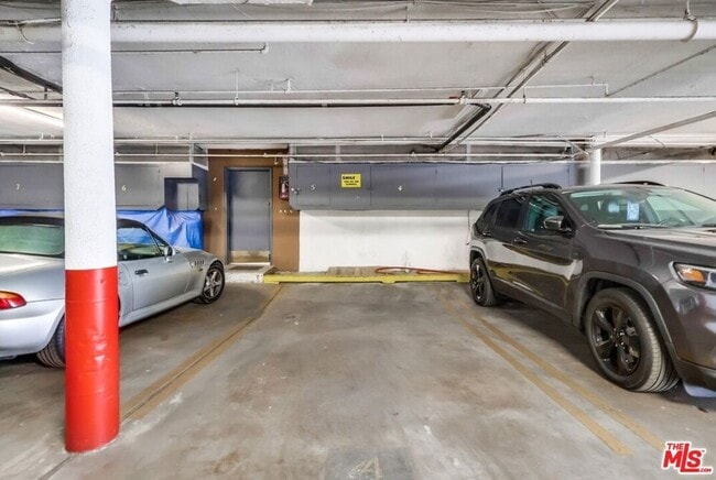 Building Photo - 1275 Havenhurst Dr