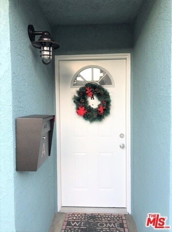Entrance and mailbox - 4138 Redondo Beach Blvd