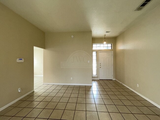 Building Photo - 405 Diana Ln