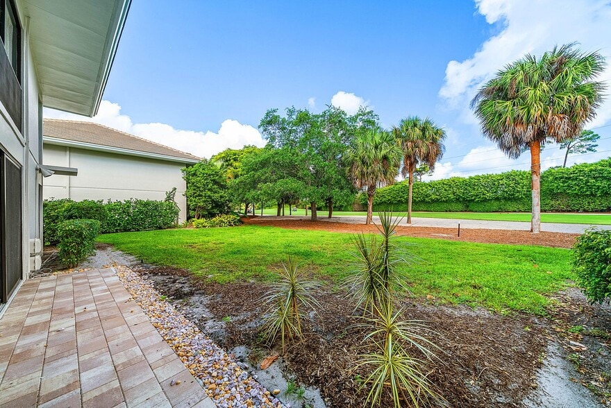 Building Photo - 4249 Quail Ridge Dr N
