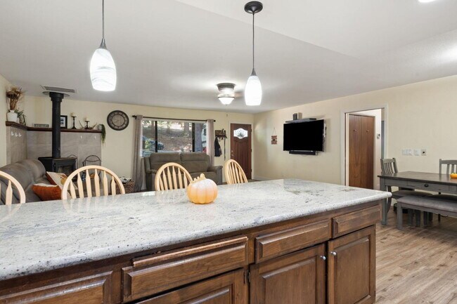 Building Photo - Rare 4-bedroom home in Camino for rent!