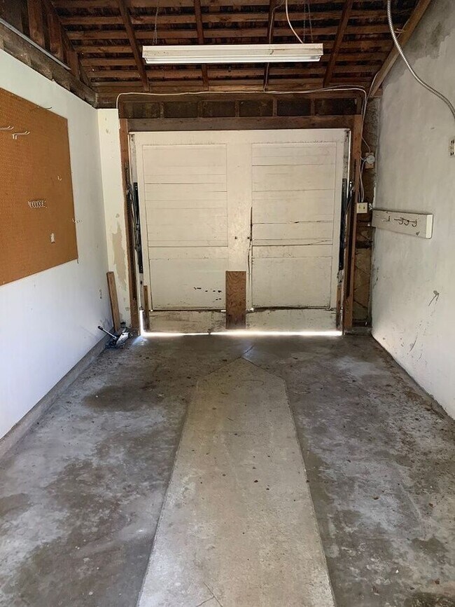 Building Photo - Charming Beverly Glen Home for Rent!