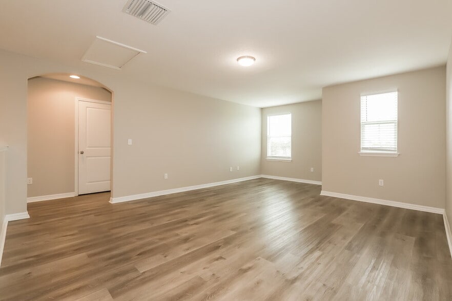 Building Photo - 10616 Scenic Hollow Dr