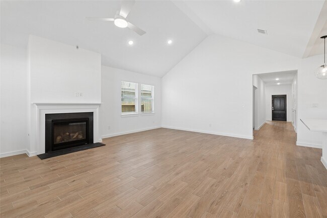 Building Photo - 698 Daniels Lk Ln