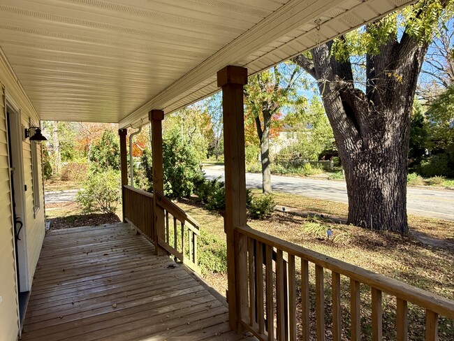 Building Photo - 718 Indianola Ave