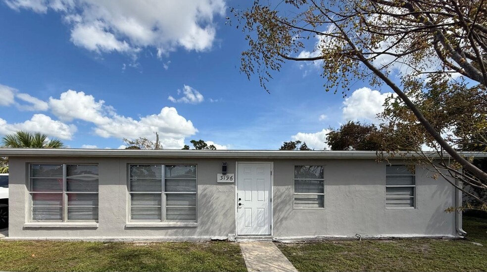 Building Photo - 3196 Normandy Dr