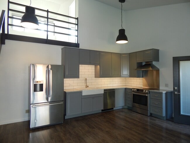 Building Photo - 355 W Deloney Ave