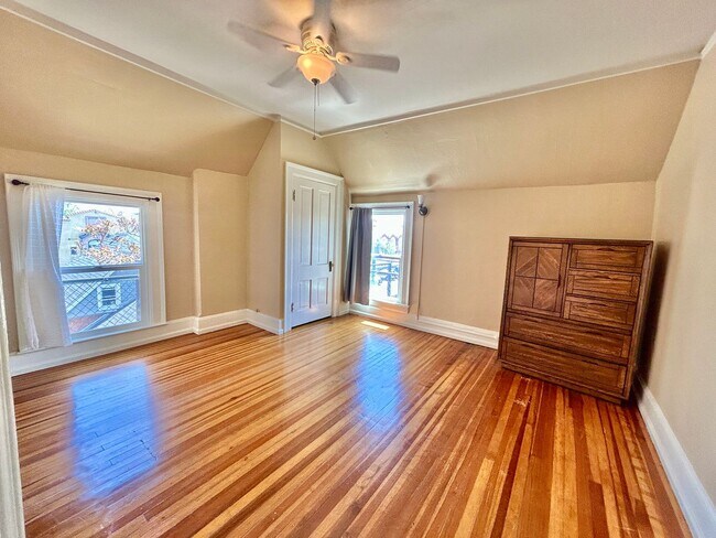 Building Photo - Charming Historic Condo in the Heart of Up...