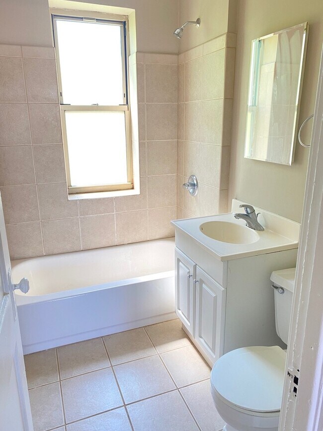 Building Photo - 3103 N Racine Ave