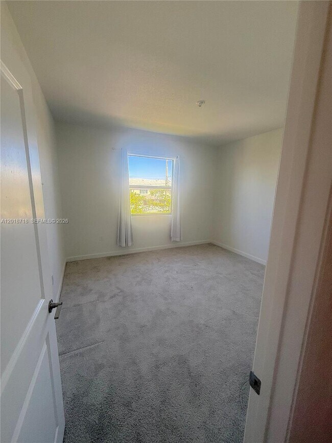 Building Photo - 4941 Oakmont Dr