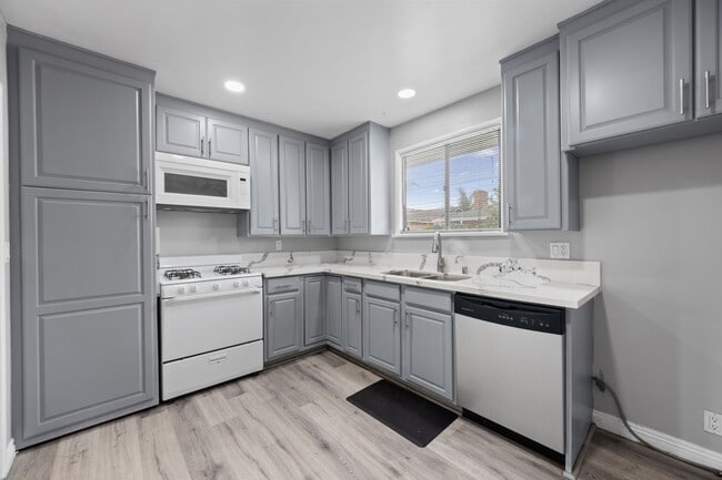 Building Photo - 13921 Daphne Ave