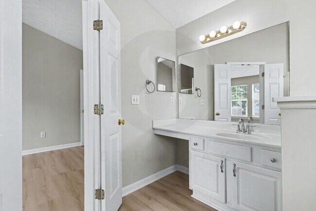Building Photo - 4BR/2.5BA Home Conveniently Located Off Jimmy Carter Blvd!