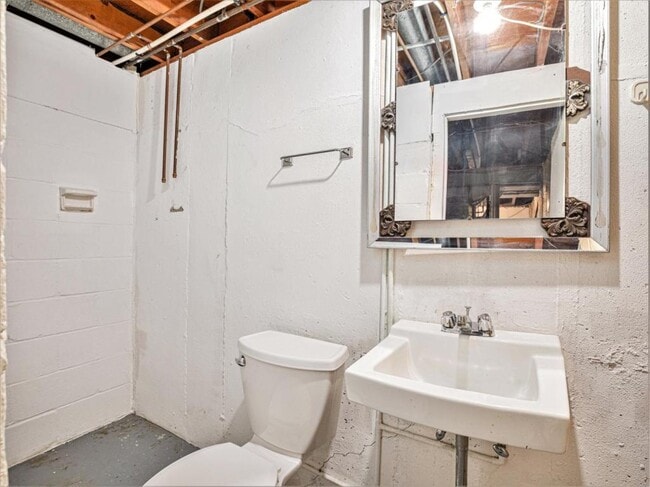 Building Photo - 1008 SW 14th St Terrace