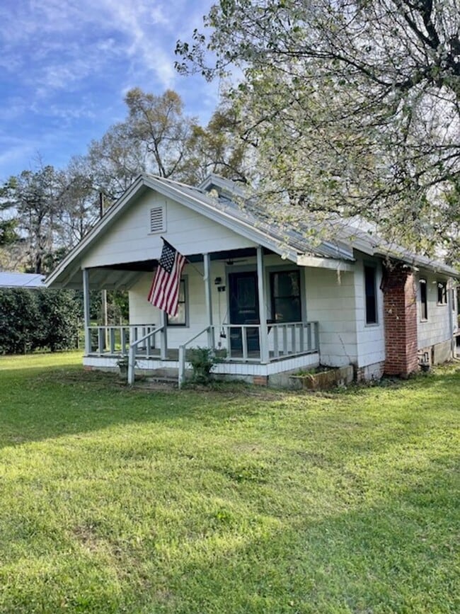 Building Photo - Cute 2 bedroom house