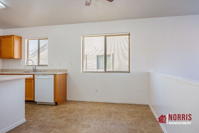 Building Photo - Great Home Located minutes from Freeway
