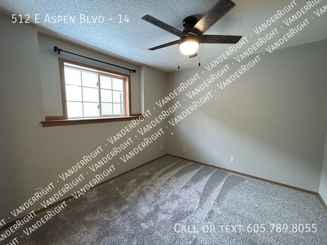 Building Photo - 512 E Aspen Blvd