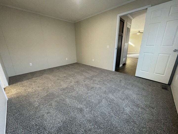 Building Photo - 38054 Versailles St