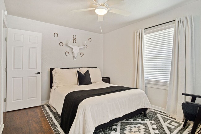 Building Photo - 912 W Comanche St