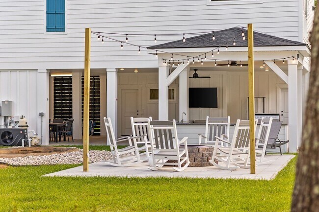 Building Photo - All Inclusive Seasonal Rental in the Beaut...