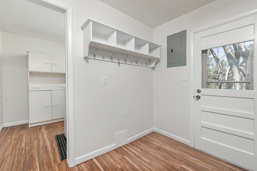 Building Photo - 565 Jack Pine Ct