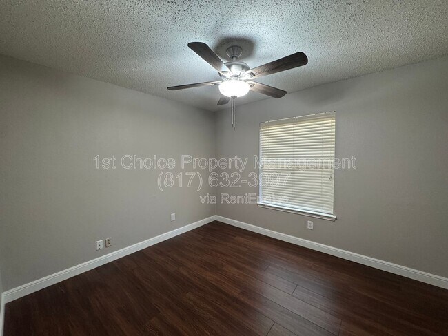 Building Photo - 304 E Clover Park Dr