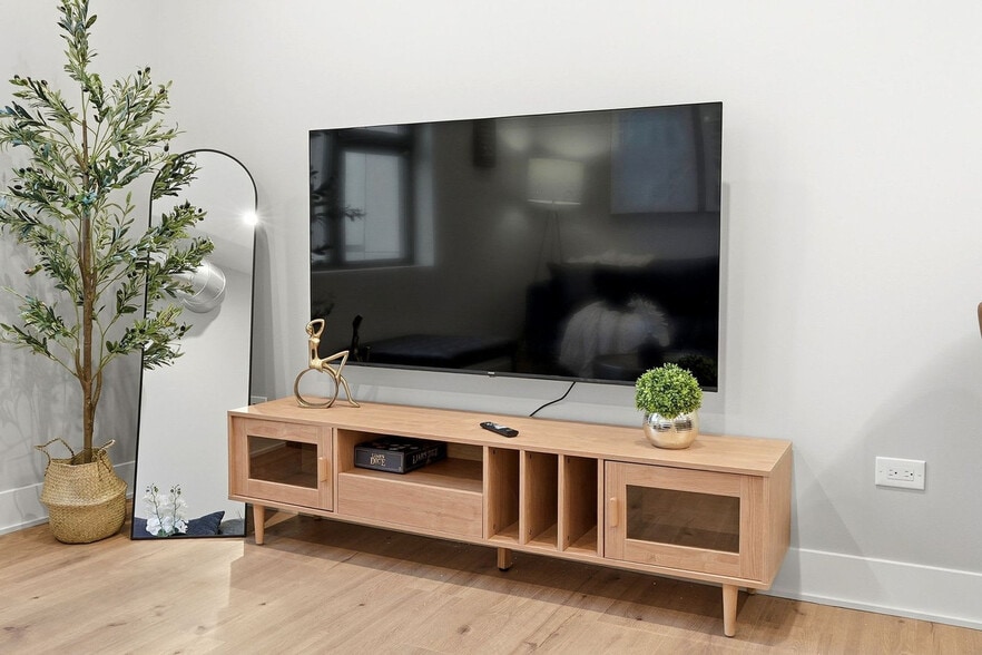 Building Photo - 6044 N Winthrop Ave