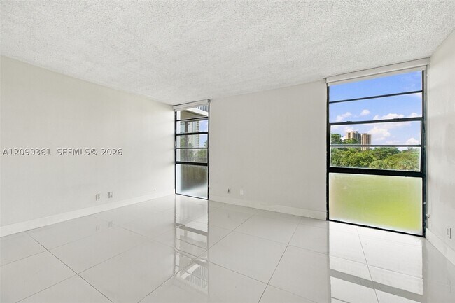 Building Photo - 3475 N Country Club Dr