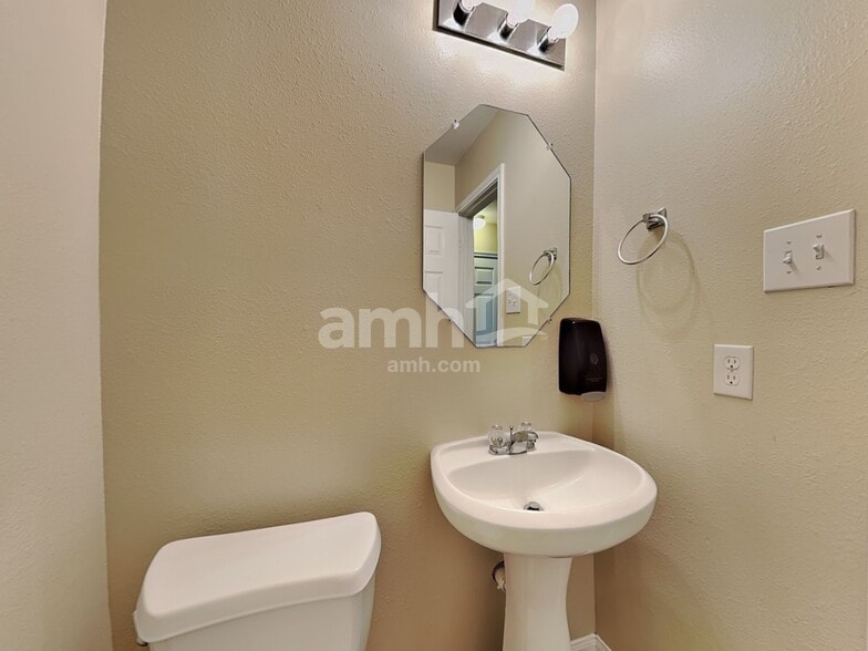Building Photo - 22270 Queenbury Hills Dr