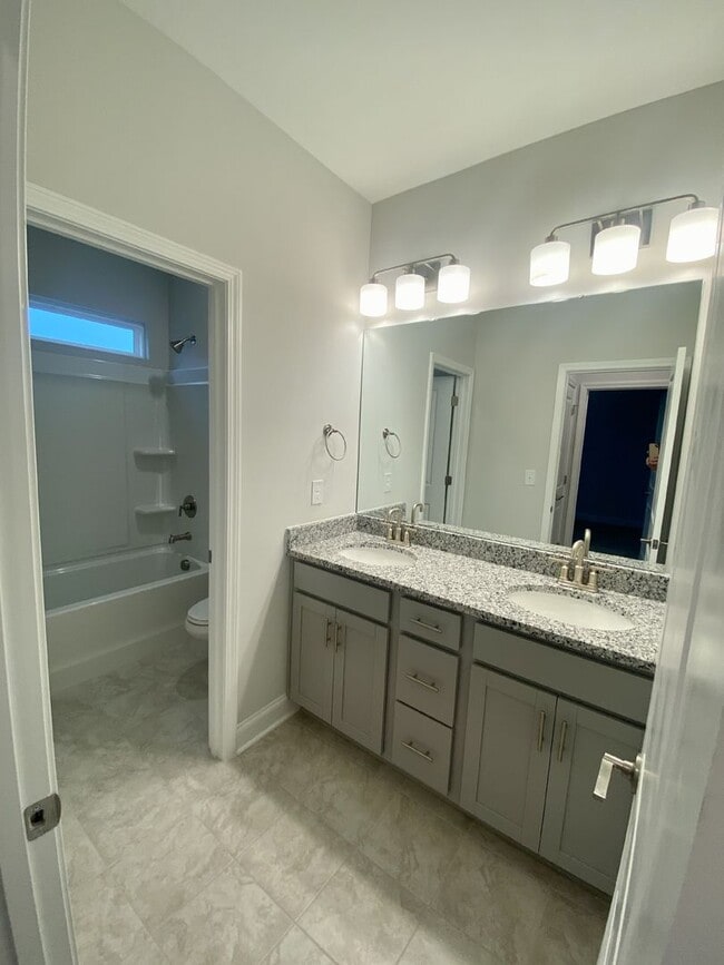 Building Photo - End Unit Townhouse in Terraces at Farmington