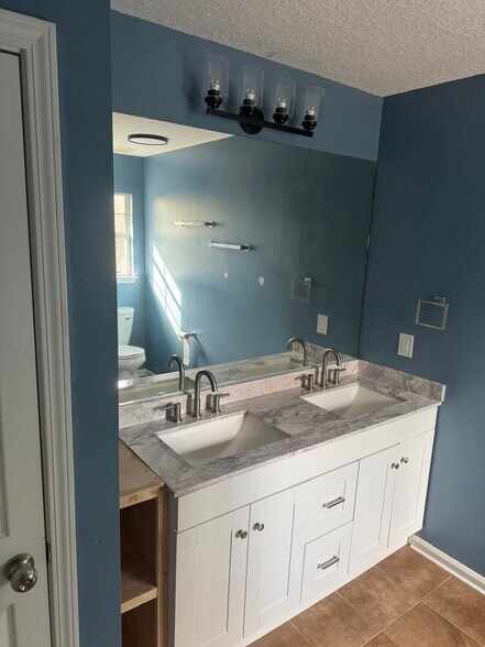 Building Photo - 407 Royal Pines Way