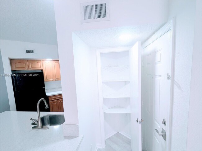 Building Photo - 12430 Vista Isles Dr