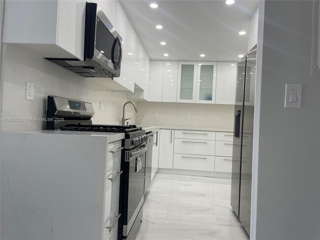 Building Photo - 3140 S Ocean Dr