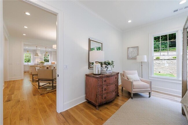 Building Photo - 2717 Skyland Dr NE