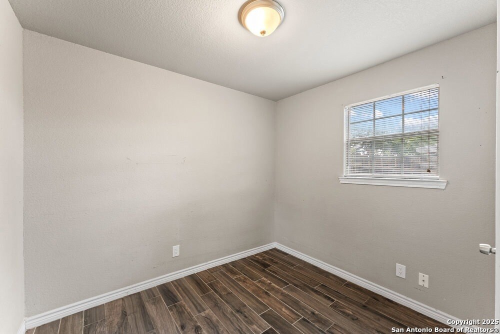 Building Photo - 315 Pool Dr