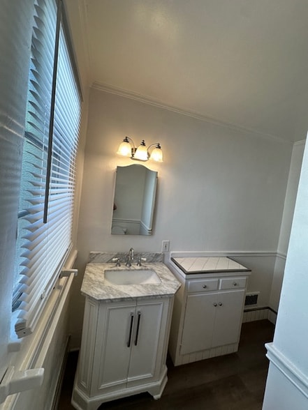 Building Photo - 124 Sweetzer Ave