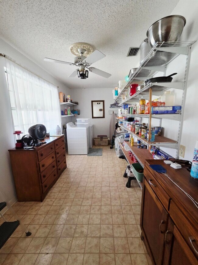 Building Photo - 102 S Claire Dr