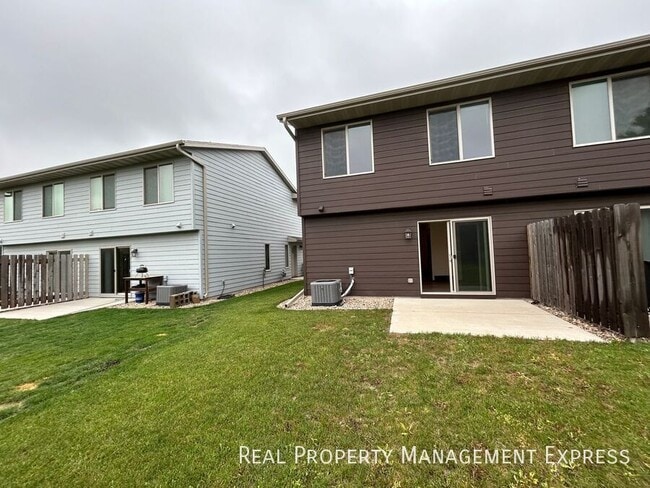 Building Photo - 3 Bed 1.5 Bath in West Sioux Falls