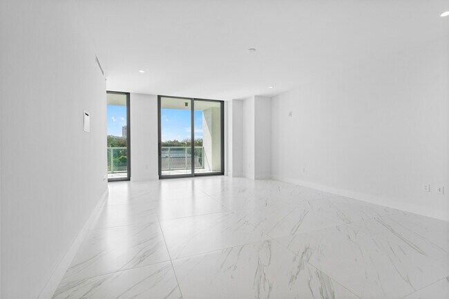 Building Photo - 495 E Royal Palm Rd