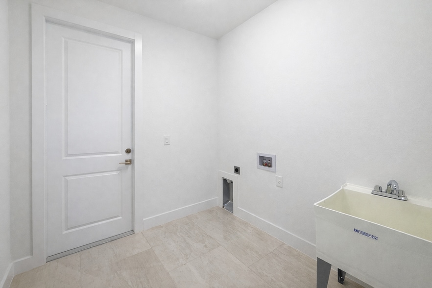 Building Photo - 211 NW 25th Ave