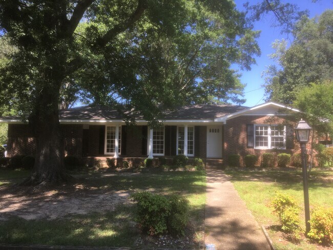 Building Photo - 14 Fairway Dr