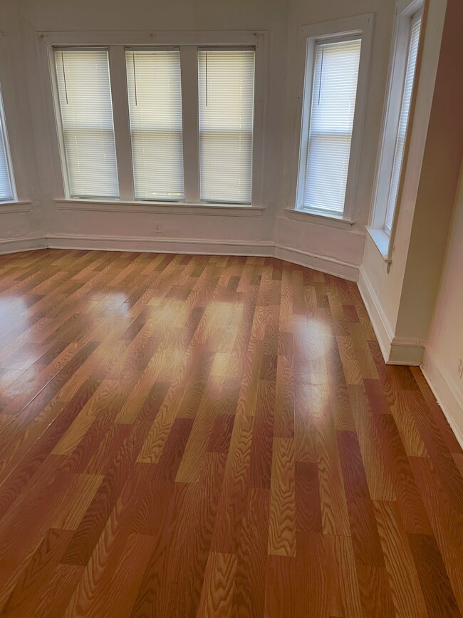 Building Photo - 6324 N Claremont Ave