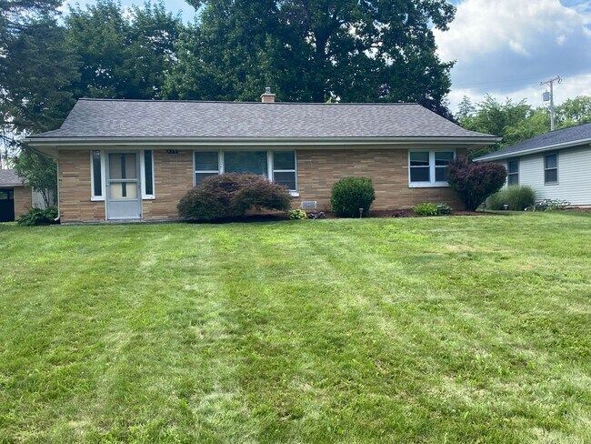 Building Photo - Brick Ranch in Forest Hills