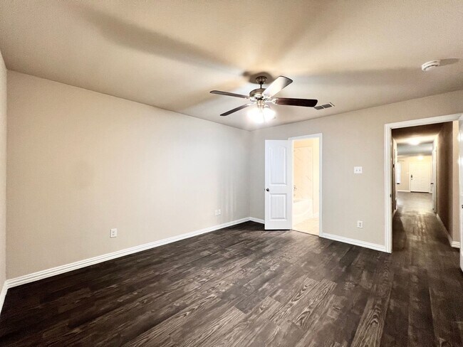 Building Photo - 660 River Garden Dr