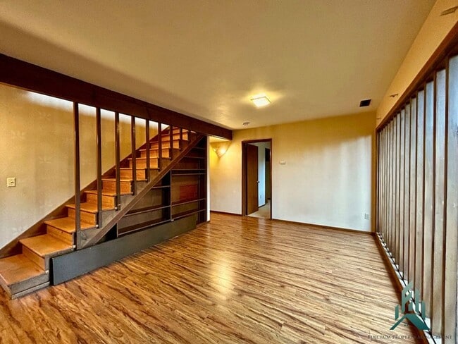 Building Photo - Mid-century Modern Single-family Home for Rent