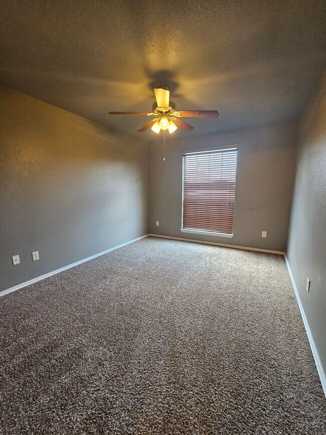 Building Photo - (4) Bed/(3) Bath in Moore with Storm Shelter! Avail NOW!!