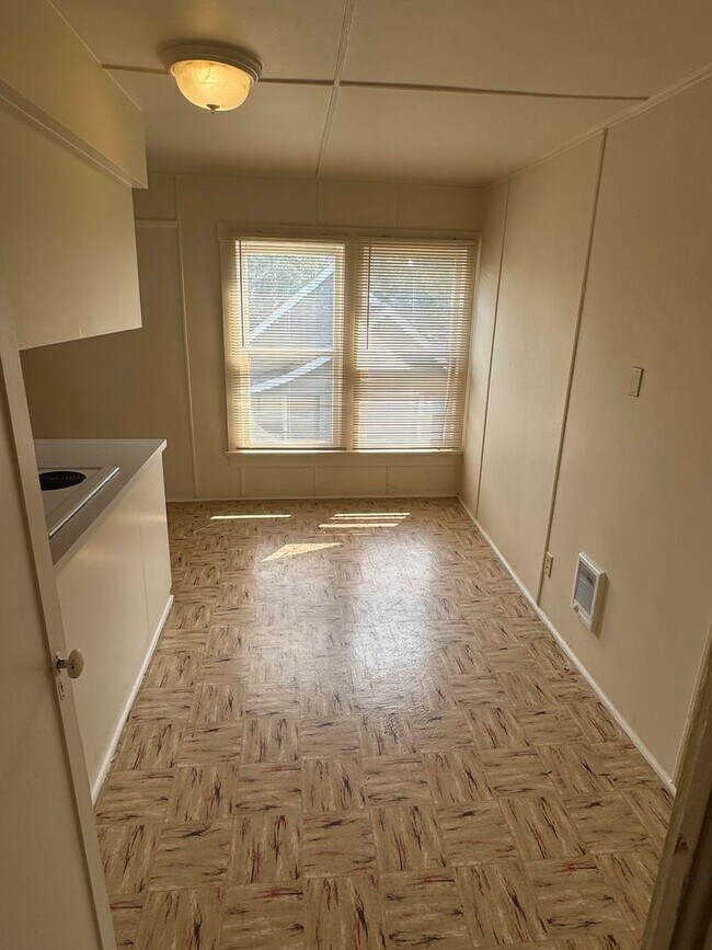 Building Photo - 2 Bedroom in Triplex Near Downtown and Campus