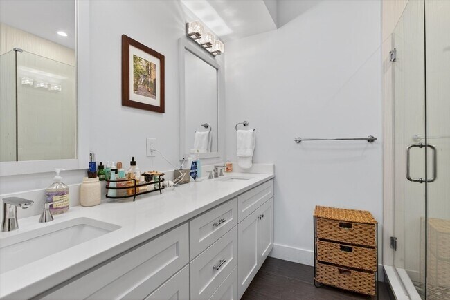 Building Photo - 15 W Bellflower St