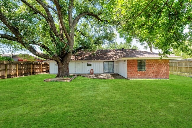 Building Photo - 7119 Bellaire Blvd