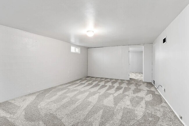 Building Photo - 2112 E 10th Ave