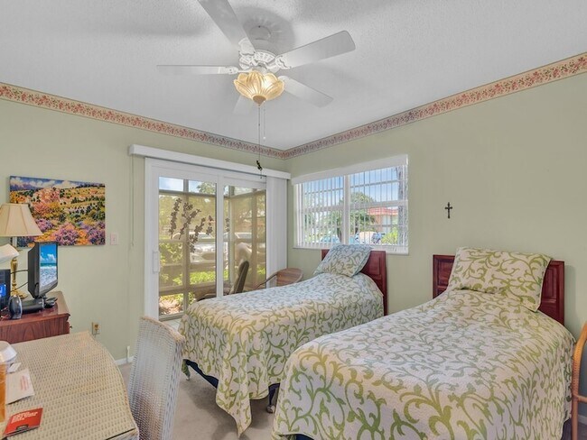 Building Photo - 8 Vista Palm Ln